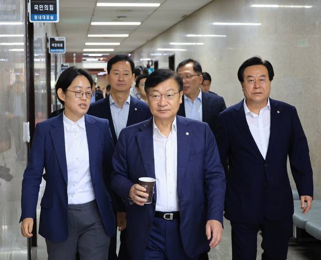 12·3 비상계엄 관련 내란·외환 의혹을 수사 중인 조은석 특별검사팀이 ‘계엄 해제 방해 의혹’과 관련해 추경호 전 국민의힘 원내대표를 겨냥한 강제수사에 나선 9월 2일 서울 국회의사당 국민의힘 원내대표실로 정점식 의원을 비롯한 국민의힘 의원들이 들어가고 있다. 이날 특검은 국민의힘 원내대표실을 압수수색 대상에 포함했다.<연합뉴스 사진>