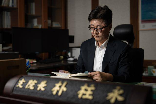 아동학대는 대표적인 '암수(暗數) 범죄'다. 수사기관이 피해를 인지하기 어렵고, 사건이 수면 위로 드러나도 피해 사실이 꼼꼼하게 조사되지 않은 경우가 많다. 이 때문에 박 지원장은 "수사기관은 물론이고 법원도 기소된 내용만 가지고 판단하지 말고 진위 여부에 대해 진지하게 조사하고 심리해야 한다"고 강조했다. 부산=박시몬 기자