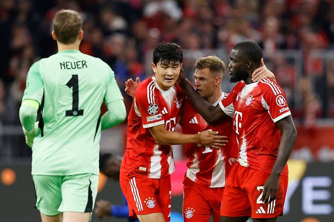 김민재가 동료들에게 격려를 받고 있다. 사진=AFP 연합뉴스