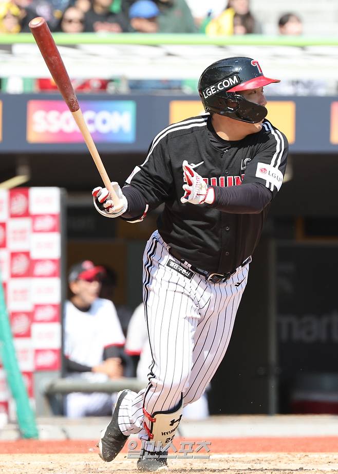 2025 KB0리그 프로야구 SSG랜더스와 LG트윈스의 경기가 25일 오후 인천SSG랜더스필드에서 열렸다. 5회초 2사 만루 김현수가 2타점 적시타를 치고 있다. 인천=김민규 기자 mgkim1@edaily.co.kr /2025.05.25/
