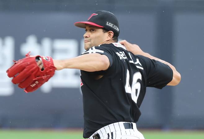 24일 오후 수원 KT위즈파크에서 열린 2025 프로야구 LG와 KT 경기. LG 선발 치리노스가 힘차게 공을 뿌리고 있다. 수원=정시종 기자 capa@edaily.co.kr /2025.06.24.