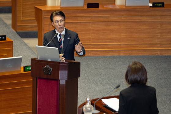 김민석 국무총리가 18일 서울 여의도 국회에서 열린 제429회 국회(정기회) 제8차 본회의에서 나경원 국민의힘 의원의 교육·사회·문화에 관한 질문에 답하고 있다. 뉴스1