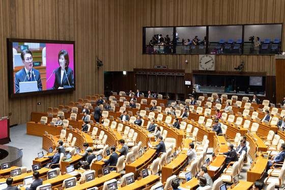 18일 서울 여의도 국회에서 열린 제429회 국회(정기회) 제8차 본회의에서 나경원 국민의힘 의원이 교육·사회·문화에 관한 대정부 질문을 하고 있다. 뉴스1