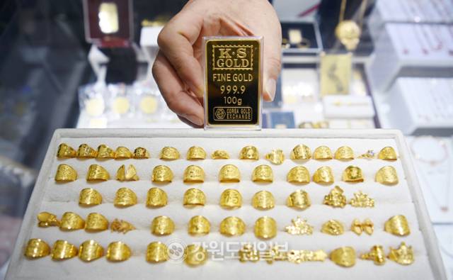 ▲ 춘천의 한 금은방에서 직원이 골드바를 들어보이고 있다. 방도겸 기자