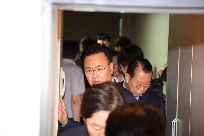 18일 김건희 특검의 당원 명부 압수수색이 진행중인 서울 여의도 국민의힘 당원 명부 데이터베이스 관리 업체 사무실에서 의원들이 이동하고 있다. 뉴시스