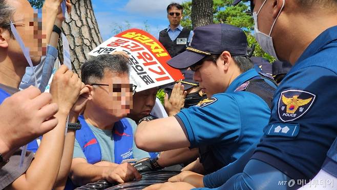 민주노총 산하 의료연대본부 소속 국립대병원 노조원들이 18일 기자회견 직후 서명지를 대통령실에 제출하기 위해 행진하는 과정에서 경찰병력이 이들을 저지하자 강력히 항의하고 있다. /사진=정심교 기자