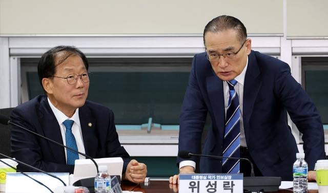 외교포럼 간담회 참석한 안보실장 : 위성락(오른쪽) 국가안보실장이 18일 오전 국회 의원회관에서 열린 ‘선진 외교를 위한 초당적 포럼’ 조찬 간담회에 참석하고 있다. 왼쪽은 포럼 대표인 윤후덕 더불어민주당 의원. 뉴시스