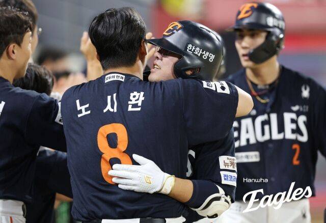 안치홍과 노시환의 포옹/한화 이글스