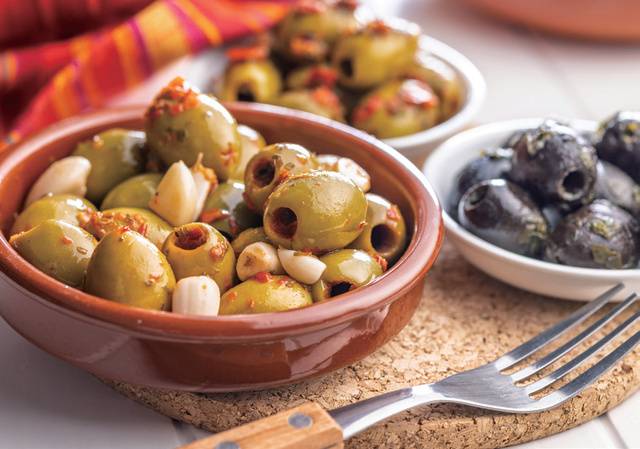 올리브 절임은 짭짤하고 고소해 안주나 샐러드 재료로 애용된다.