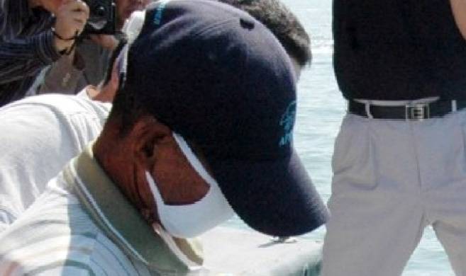 보성 어부 살인 사건 범인 오종근이 체포 직후 현장검증을 하고 있는 모습. 연합뉴스 자료사진