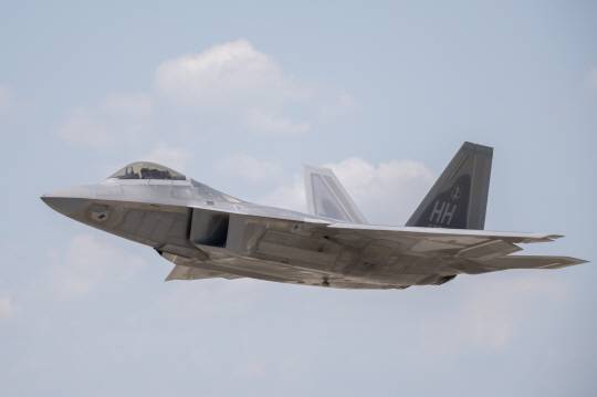 공군 오산기지에서 이륙하고 있는 미 공군 소속 스텔스 전투기 F-22. 사진 제공=공군
