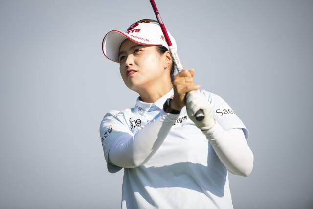 티샷 후 공을 바라보고 있는 최혜진. 사진 제공=AP연합뉴스