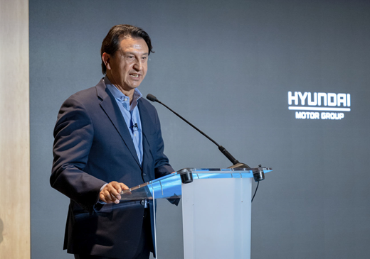 호세 무뇨스 현대차 대표이사 사장이 지난 6월 스페인 바르셀로나의 카탈루냐 콩그레스 센터에서 열린 세계자동차공학회연합 월드 모빌리티 컨퍼런스 2025에서 기조연설을 하고 있다. 사진 제공=현대차