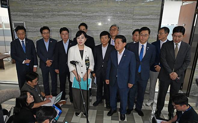 더불어민주당 3대특검 종합대응 특별위원회 전현희 위원장 및 위원들이 18일 서울 여의도 국회 의안과에 '윤석열·김건희 등의 국정농단 사건 진상규명을 위한 전담재판부 설치에 관한 법률안'을 제출한 뒤 브리핑하고 있다. ⓒ연합뉴스