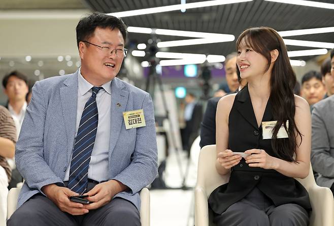 선포식 및 업무협약식에 참석한 김대현 문체부 제2차관과 캠페인 홍보대사 츄.