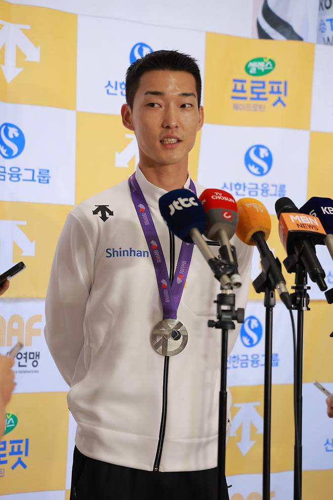 ‘스마일 점퍼’ 우상혁이 18일 김포공항에서 열린 귀국 기자회견에서 2025세계육상선수권 남자 높이뛰기에서 은메달을 수확한 소감을 설명하고 있다. 그는 지난달 10일 유럽전지훈련 도중 종아리와 발목을 다쳤지만 이를 딛고 한국육상 역대 최고 성적과 타이인 은메달을 따냈다. 사진제공│대한육상연맹