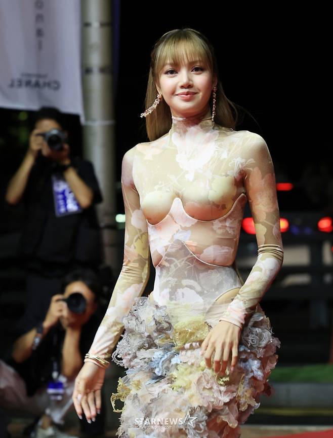 (부산=뉴스1) 권현진 기자 = 블랙핑크 리사가 17일 오후 부산 해운대구 영화의전당에서 열린 ‘제30회 부산국제영화제’(BIFF) 개막식에 참석해 레드카펫을 밟고 있다. 2025.9.17/뉴스1 Copyright (C) 뉴스1. All rights reserved. 무단 전재 및 재배포, AI학습 이용 금지. /사진=(부산=뉴스1) 권현진 기자