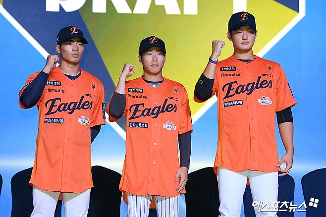 17일 오후 서울 송파구 롯데호텔 월드에서 열린 '2026 KBO 신인 드래프트'에 참석해 한화 이글스의 지명을 받은 오재원, 최유빈, 강건우가 유니폼을 입고 기념 촬영을 하고 있다. 잠실, 고아라 기자
