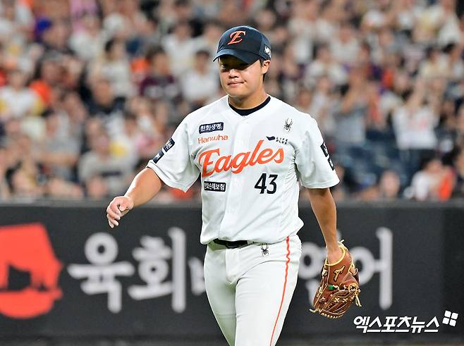 15일 오후 대전 한화생명 볼파크에서 열린 '2025 신한 SOL Bank KBO리그' 키움 히어로즈와 한화 이글스의 경기, 2회초 수비를 마친 한화 정우주가 더그아웃으로 향하고 있다. 엑스포츠뉴스 DB