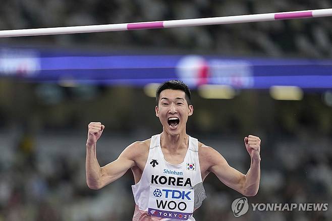 포효하는 우상혁 (도쿄 AP=연합뉴스) 우상혁이 16일 일본 도쿄 국립경기장에서 열린 2025 세계육상선수권대회 남자 높이뛰기 결선에서 2m34를 넘은 뒤 포효하고 있다.
