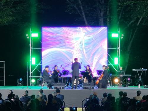 상남면주민자치회(회장:이강희) 주최 ‘상남면 가을밤의 음악회’가 지난 18일 상남초에서 지역주민과 군 장병 가족 등 500여명이 참석한 가운데 열렸다.