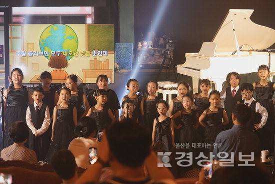 ▲ 울산 남구 신정동 산업문화갤러리 '잇츠룸'에서 진행되고 있는 '음악이 빚어내는 성장의 순간을 전시하는 셀라연주展' 모습.