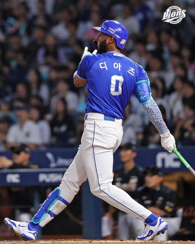 시즌 48호 홈런 때리고 타구 바라보는 디아즈.