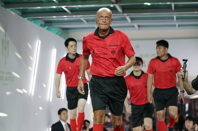 심판을 맡은 콜리나 위원장은 레전드 선수 못지 않은 환대를 받았다. 경기장에 들어간 순간 '와우'라고 감탄사를 내뱉는 장면이 비하인드 영상으로 공개돼 화제가 되기도 했다(제공=넥슨).