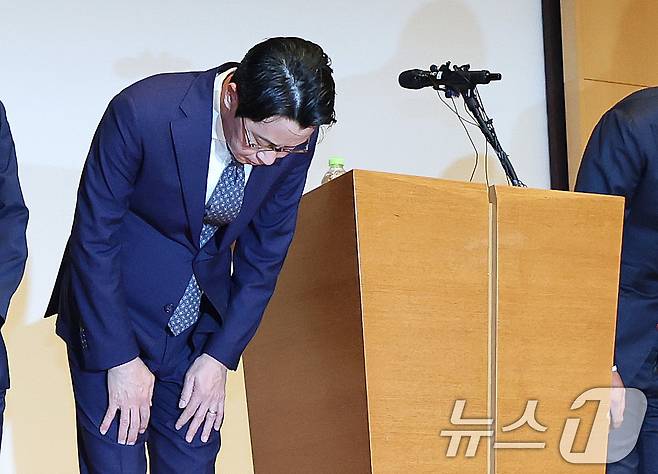 조좌진 롯데카드 대표이사가 18일 서울 중구 부영태평빌딩 컨벤션홀에서 열린 언론 브리핑에서 롯데카드 대규모 해킹 사고 관련 대국민 사과를 하고 있다. 2025.9.18/뉴스1 ⓒ News1 박지혜 기자