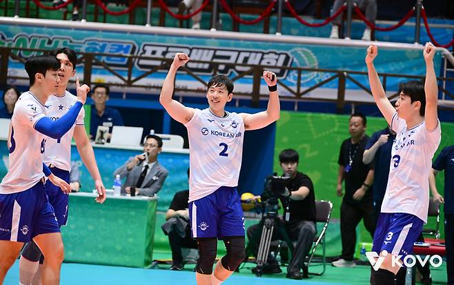 한선수(가운데). 사진 | 한국배구연맹