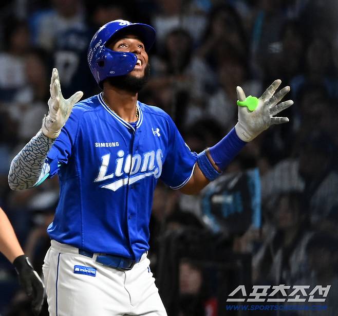 18일 창원NC파크에서 열린 삼성과 NC의 경기, 4회초 무사 1,2루 삼성 디아즈가 3점홈런을 치고 기쁨을 나누고 있다. 디아즈는 48호 홈런을 기록해 외국인 타자 한시즌 최다홈런 타이 기록을 달성했다. 창원=허상욱 기자wook@sportschosun.com/2025.09.18/