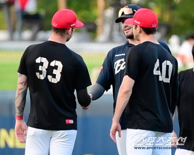 즐겁게 대화 나누는 폰세 네일 올러