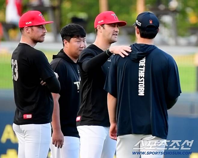 영어 좀 하는 문동주도 네일, 올러와 많은 대화를 나눴다.