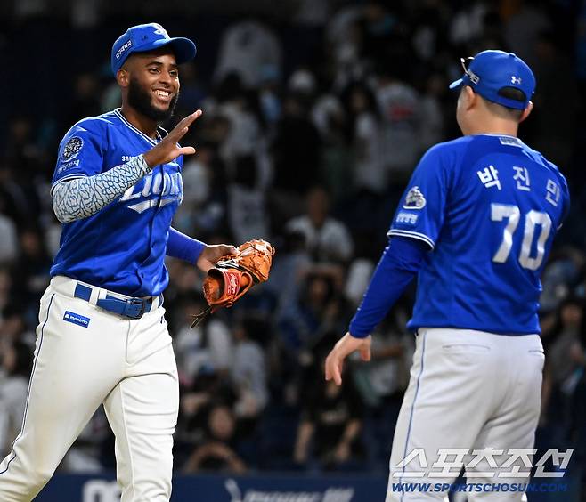 18일 창원NC파크에서 열린 삼성과 NC의 경기, 삼성이 9대5로 승리했다. 승리의 기쁨을 나누는 디아즈와 박진만 감독의 모습. 창원=허상욱 기자wook@sportschosun.com/2025.09.18/