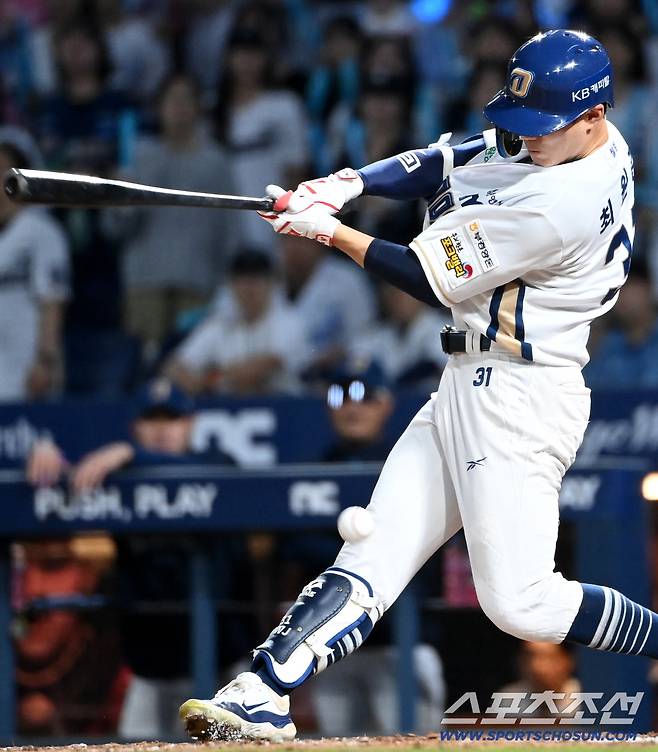 19일 창원NC파크에서 열린 롯데와 NC의 경기, 5회말 무사 NC 최원준이 자신이 친 파울타구를 오른쪽 무릎에 맞고 있다. 최원준은 결국 천재환과 교체됐다. 창원=허상욱 기자wook@sportschosun.com/2025.09.19/