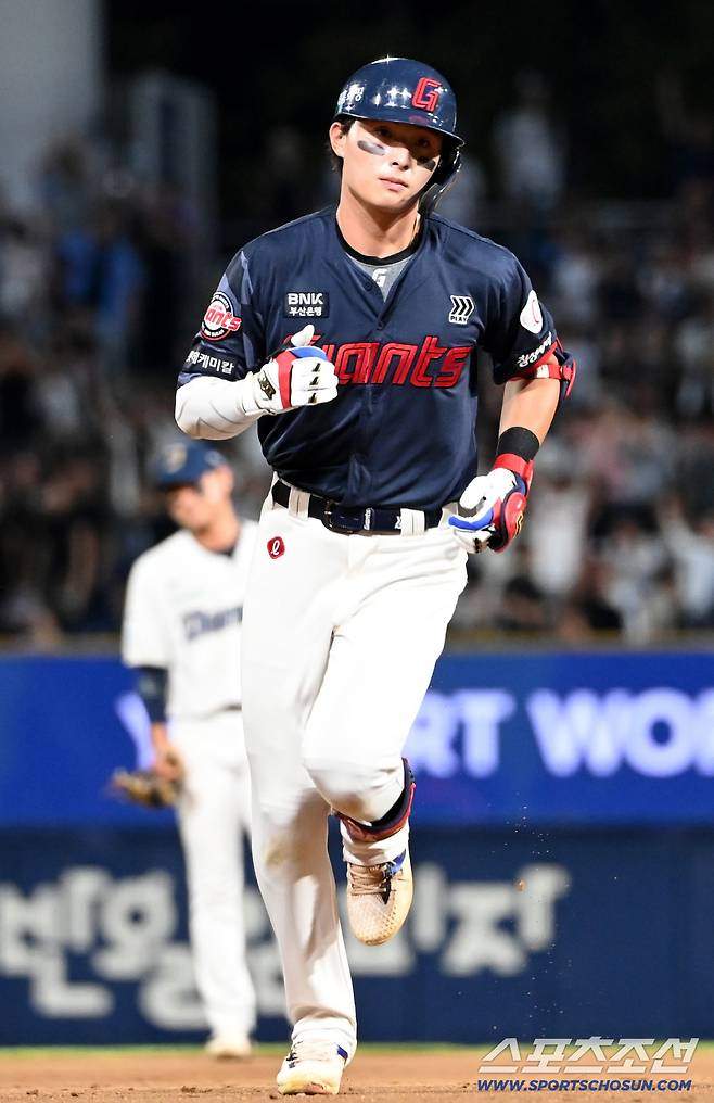 19일 창원NC파크에서 열린 롯데와 NC의 경기, 3회초 2사 1루 롯데 윤동희가 2점홈런을 치고 베이스를 돌고 있다. 창원=허상욱 기자wook@sportschosun.com/2025.09.19/
