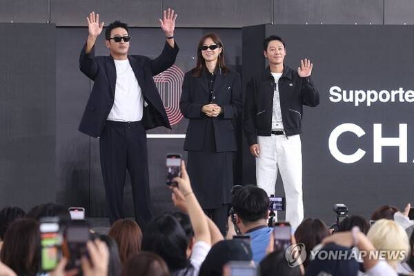 영화 '윗집 사람들'의 하정우 감독, 공효진, 김동욱 ⓒ연합뉴스