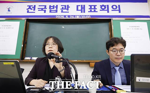 김예영 전국법관대표회의 의장이 26일 오전 경기 고양시 일산동구 사법연수원에서 열린 전국법관대표회의 임시회의에서 개회선언을 하고 있다. /장윤석 기자