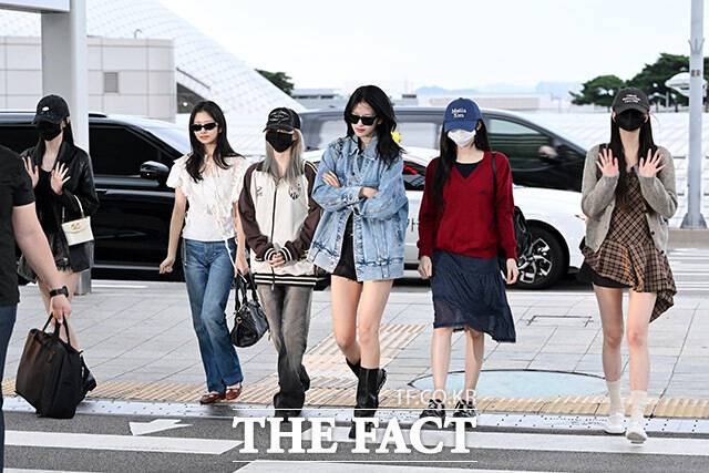 ‘2025 더팩트 뮤직 어워즈(TMA) 참석' 출국하는 아이브.