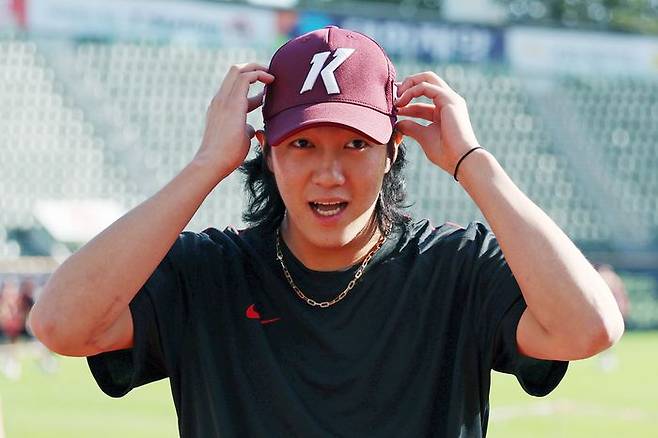 18일 잠실야구장에서 2025 KBO리그 키움 히어로즈와 두산 베어스의 경기 전 1군 엔트리에 합류한 키움 투수 안우진이 팀 미팅에 참여하고 있다. ⓒ 뉴시스