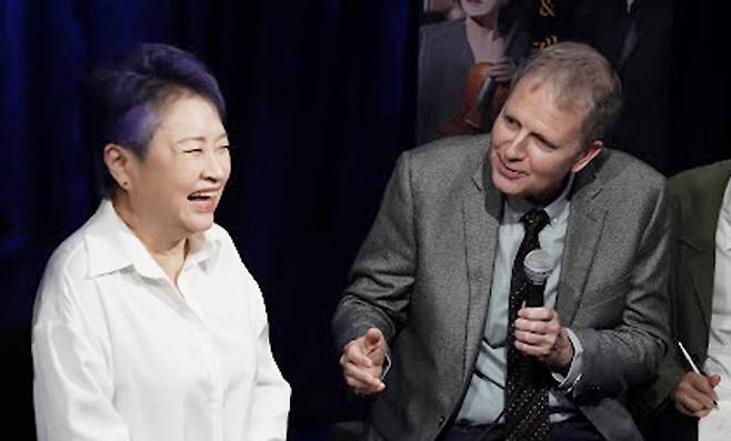 11월 시작될 미주 투어를 앞두고 국내에서 듀오 리사이틀을 진행 중인 바이올리니스트 정경화(왼쪽)와 피아니스트 케빈 케너. 2011년부터 협업해 온 두 사람은 “성격이 완전히 반대로 오히려 균형이 잘 맞고 흥미로운 음악이 나오는 것 같다”고 말했다. 크레디아 제공