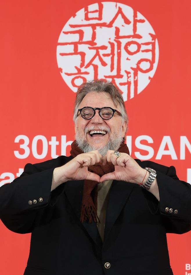 기예르모 델토로 감독이 19일 오전 부산 해운대구 영화의전당 비프힐에서 열린 제30회 부산국제영화제(BIFF) 갈라 프레젠테이션 초청작 ‘프랑켄슈타인’ 기자회견에 참석해 포즈를 취하고 있다. 2025.9.19. 뉴스1