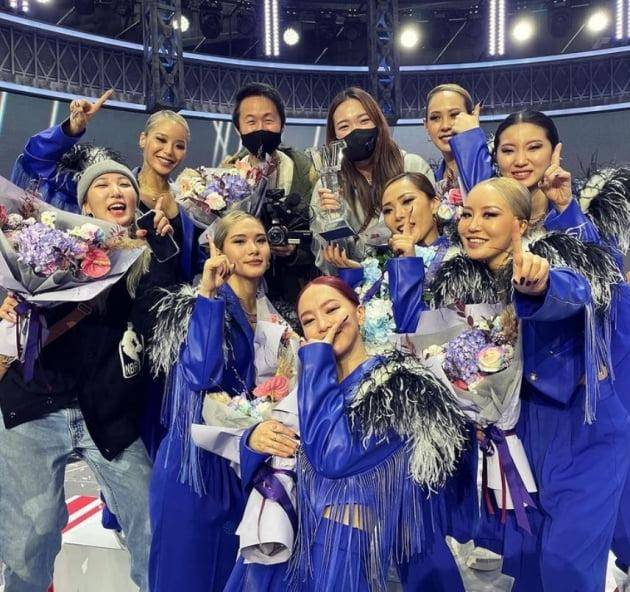 허니제이(두 번째 줄 오른쪽 두 번째)가 '스트릿 우먼 파이터' 시즌1에서 우승한 뒤 팀 홀리뱅 멤버들과 기념 사진을 찍고 있다. 허니제이 사회관계망서비스 캡처