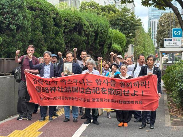 일본 야스쿠니신사에 무단 합사된 한국인 희생자 유족들과 한국·일본 시민단체가 19일 '무단 합사 철폐 3차 소송' 소장 접수 전 도쿄지방재판소 앞에서 야스쿠니신사를 규탄하며 행진하고 있다. 도쿄=류호 특파원