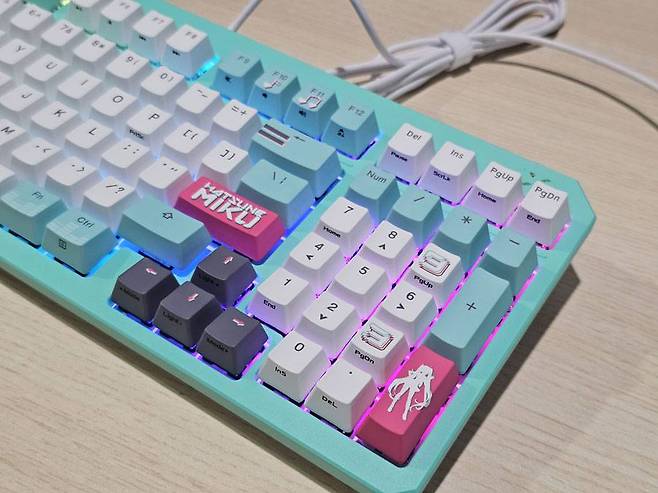 우측 숫자패드까지 갖춘 97키 구성이며 다양한 꾸밈 요소를 더했다 / 출처=IT동아