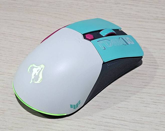 에이수스 TUF 게이밍 미니 무선 마우스 하츠네 미쿠 에디션 / 출처=IT동아