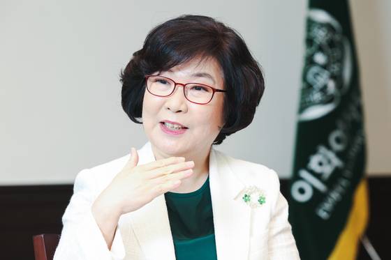 지난달 29일 서울 서대문구 이화여대 본관에서 이향숙 총장이 중앙일보에 AI 시대 대학의 역할에 대해 설명하고 있다. 우상조 기자