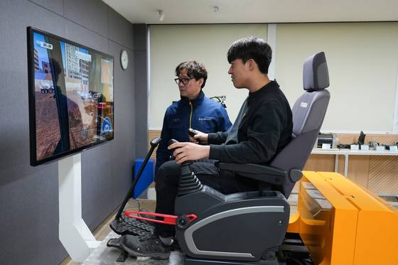 HD현대 건설기계부문 3사는 우크라이나에 건설기계 트레이닝 센터 걸립을 추진하고 있다. 사진은 충북 음성 HD현대글로벌교육센터에서 마련된 굴착기 시뮬레이터 모습이다. HD현대건설기계