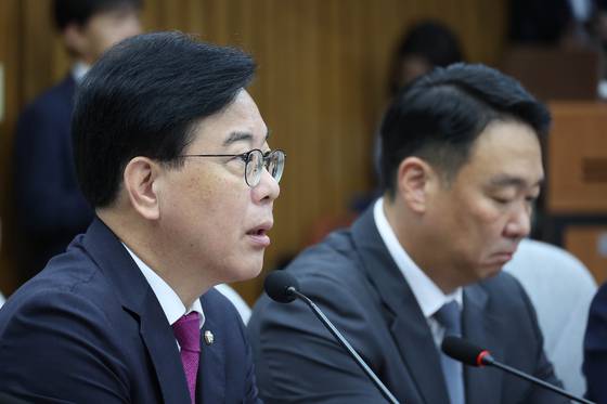 송언석 국민의힘 원내대표(왼쪽)가 국회에서 열린 원내대책회의에서 발언하고 있다. 임현동 기자.