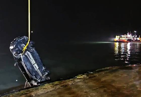 지난 6월 2일 오후 전남 진도군 임회면 진도항 인근에서 일가족 3명이 탑승한 차량이 해상으로 인양되고 있다. 사진 목포해양경찰서